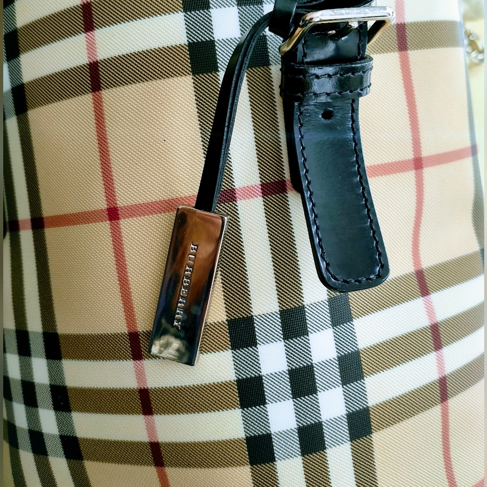 Burberry Nova Beige/Brown Check, Adjustable Strap Check Bucket Bag. - Picture 3 of 15